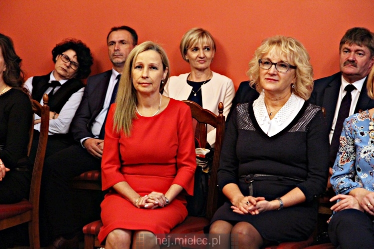 Powiat uhonorował 12 nauczycieli z okazji Dnia Edukacji Narodowej