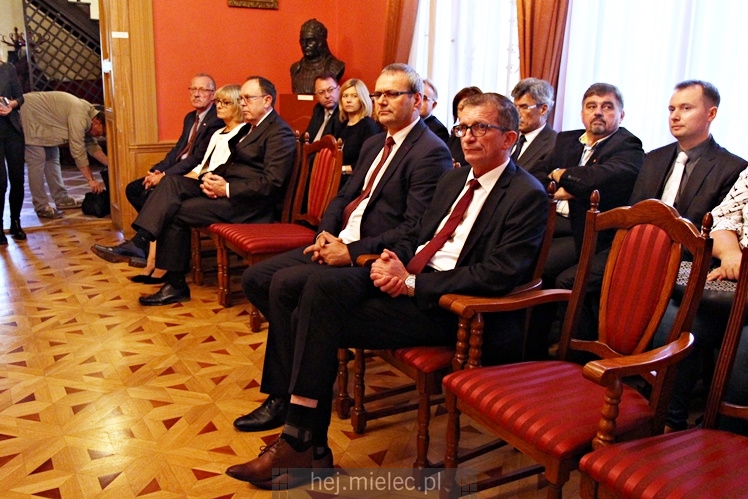 Powiat uhonorował 12 nauczycieli z okazji Dnia Edukacji Narodowej