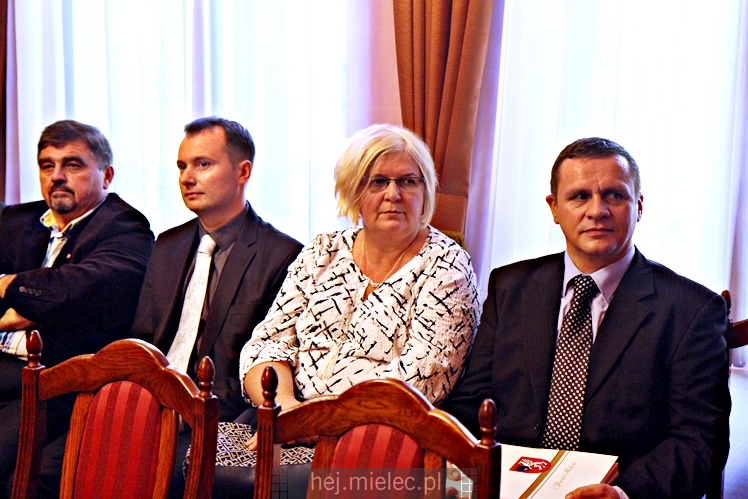 Powiat uhonorował 12 nauczycieli z okazji Dnia Edukacji Narodowej