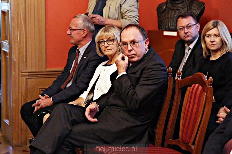 Powiat uhonorował 12 nauczycieli z okazji Dnia Edukacji Narodowej
