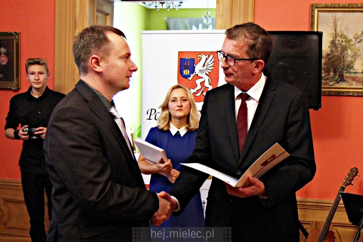 Powiat uhonorował 12 nauczycieli z okazji Dnia Edukacji Narodowej