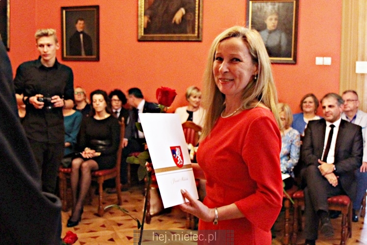 Powiat uhonorował 12 nauczycieli z okazji Dnia Edukacji Narodowej