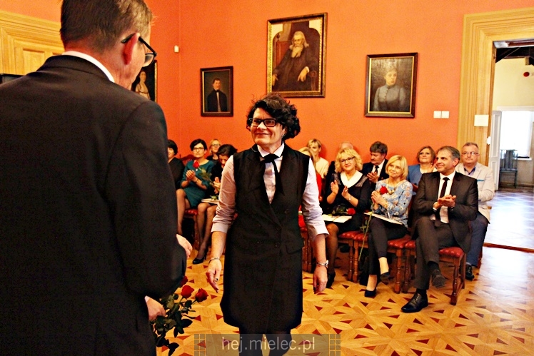 Powiat uhonorował 12 nauczycieli z okazji Dnia Edukacji Narodowej