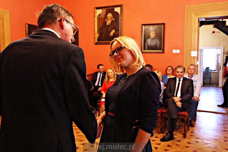 Powiat uhonorował 12 nauczycieli z okazji Dnia Edukacji Narodowej