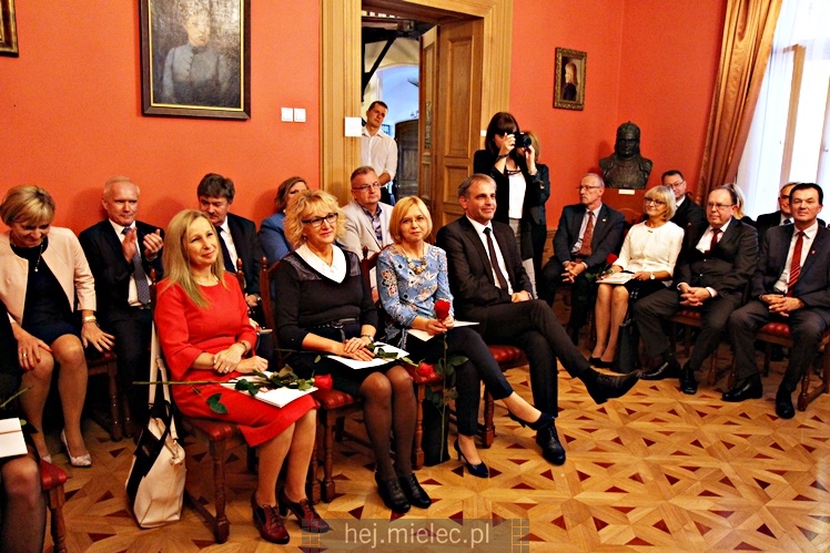 Powiat uhonorował 12 nauczycieli z okazji Dnia Edukacji Narodowej