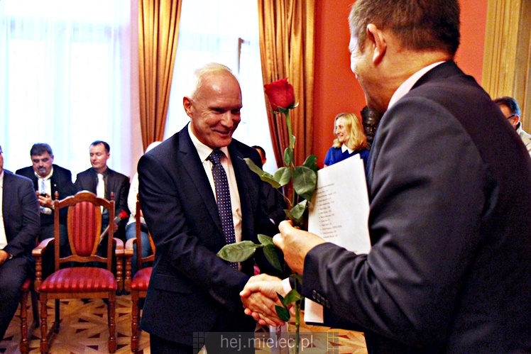 Powiat uhonorował 12 nauczycieli z okazji Dnia Edukacji Narodowej