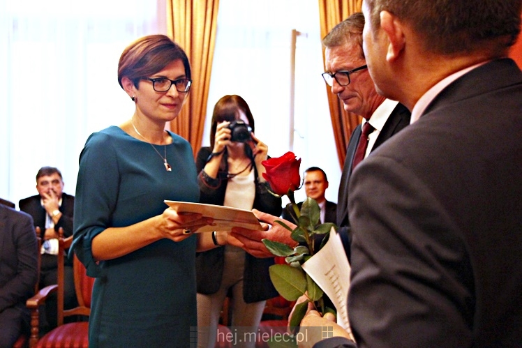 Powiat uhonorował 12 nauczycieli z okazji Dnia Edukacji Narodowej