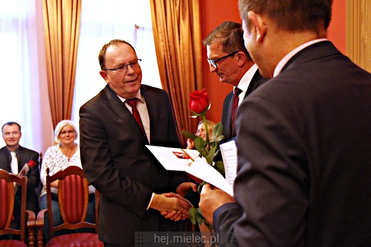 Powiat uhonorował 12 nauczycieli z okazji Dnia Edukacji Narodowej