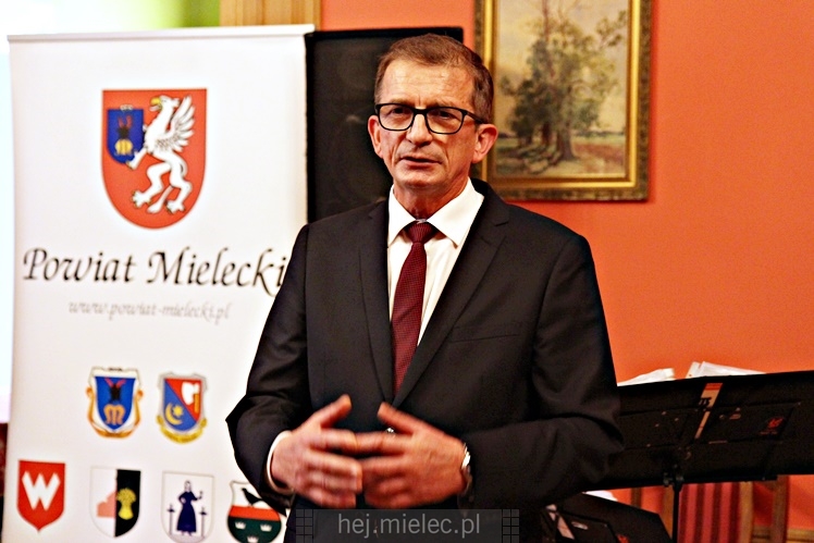 Powiat uhonorował 12 nauczycieli z okazji Dnia Edukacji Narodowej
