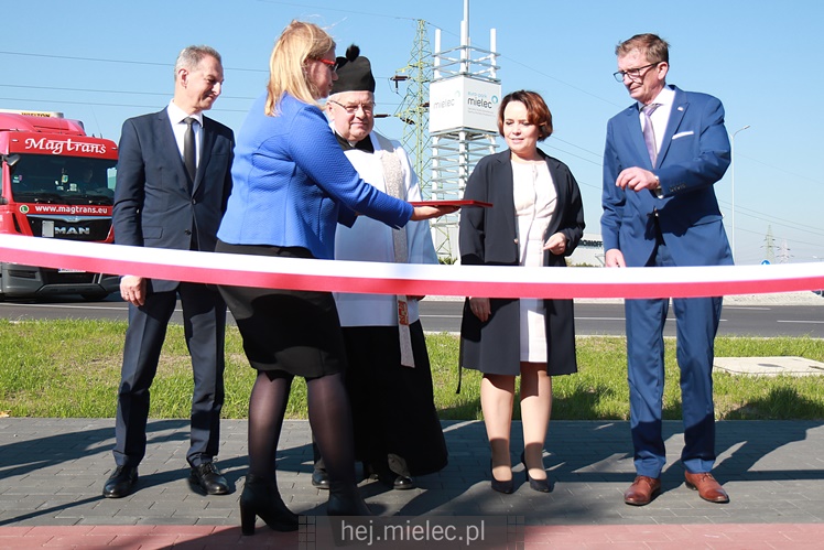 Otwarcie i poświęcenie zmodernizowannych dróg na Strefie