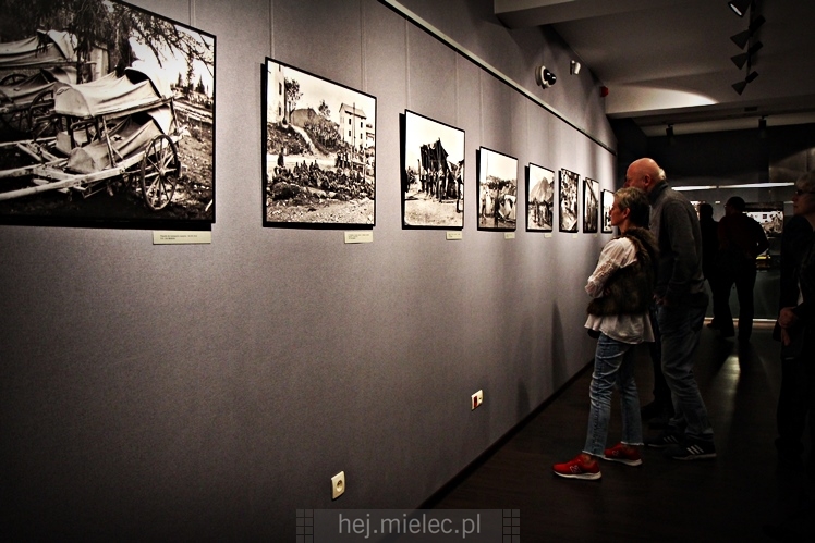 Wernisaż wystawy ?Fotografowie wojny? w Jadernówce
