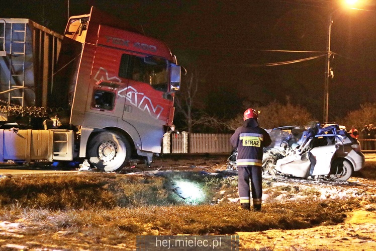 Tragiczny wypadek w Mielcu. Zderzenie osobowego opla z tirem
