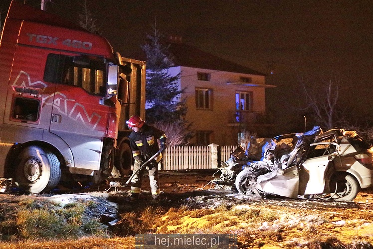 Tragiczny wypadek w Mielcu. Zderzenie osobowego opla z tirem