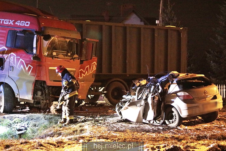 Tragiczny wypadek w Mielcu. Zderzenie osobowego opla z tirem