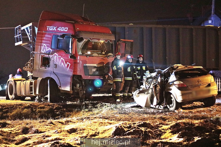 Tragiczny wypadek w Mielcu. Zderzenie osobowego opla z tirem