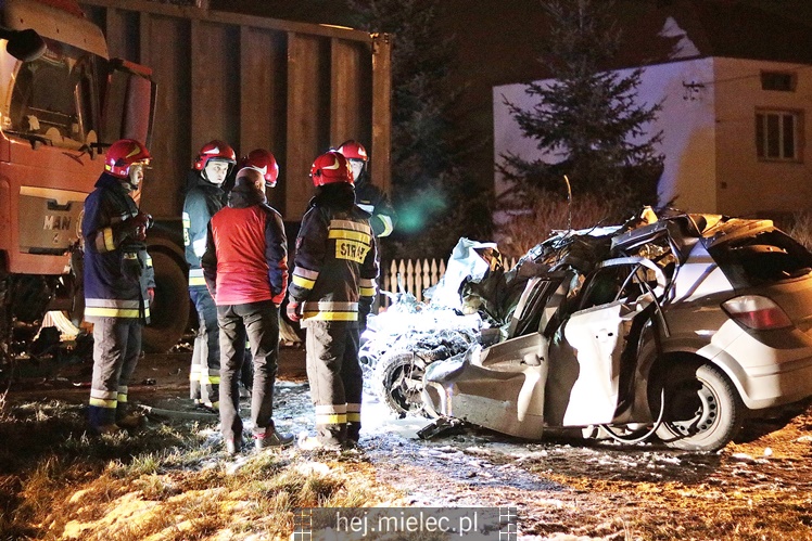 Tragiczny wypadek w Mielcu. Zderzenie osobowego opla z tirem