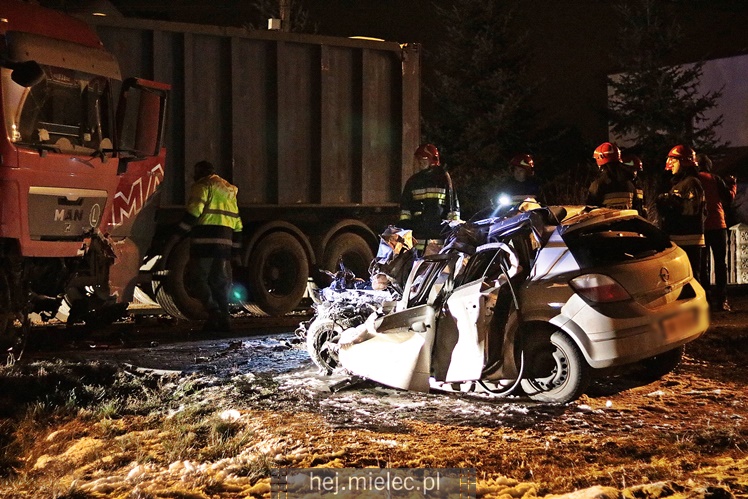 Tragiczny wypadek w Mielcu. Zderzenie osobowego opla z tirem