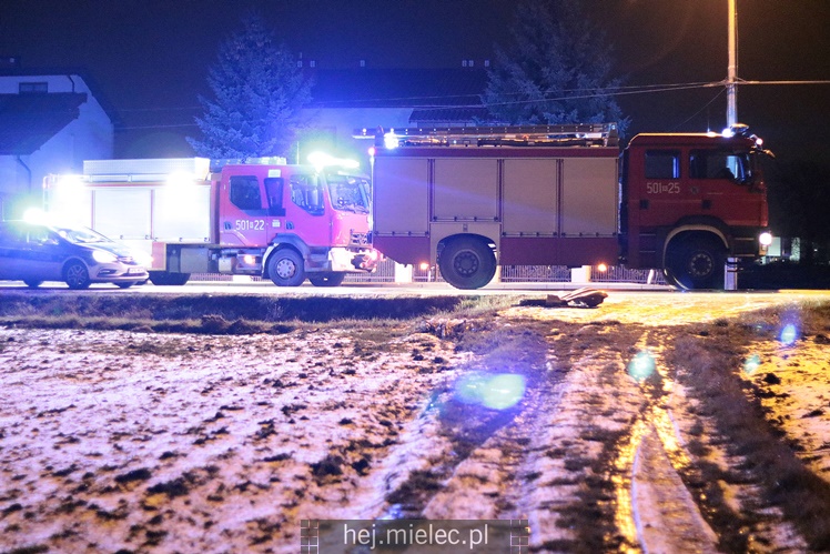 Tragiczny wypadek w Mielcu. Zderzenie osobowego opla z tirem