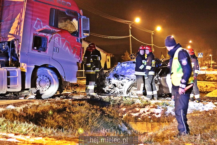 Tragiczny wypadek w Mielcu. Zderzenie osobowego opla z tirem