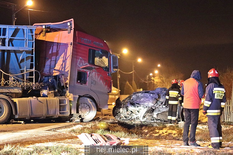 Tragiczny wypadek w Mielcu. Zderzenie osobowego opla z tirem
