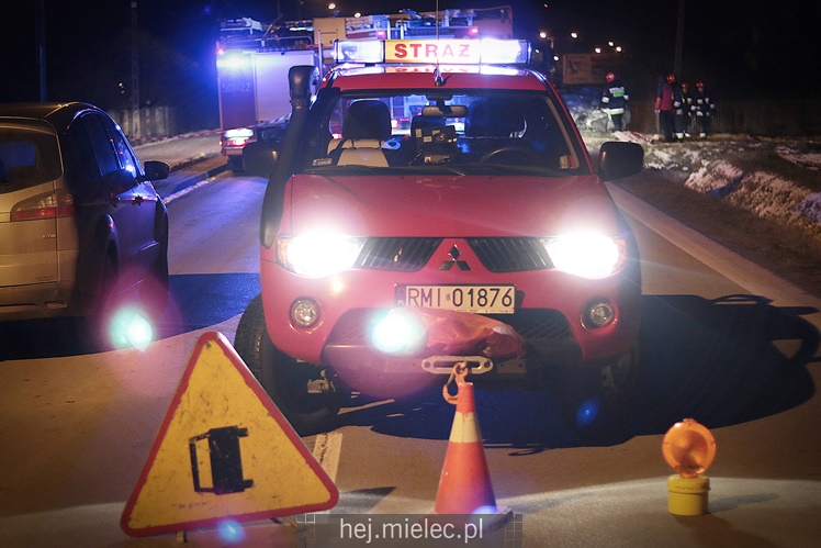 Tragiczny wypadek w Mielcu. Zderzenie osobowego opla z tirem
