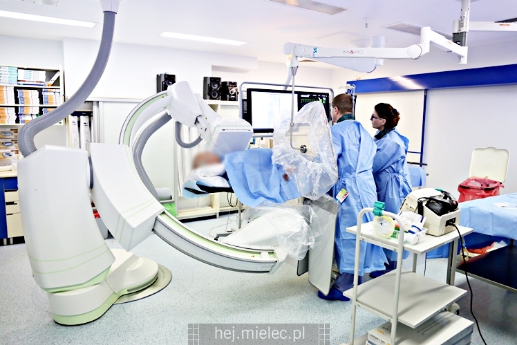 Zabieg kardiologiczny przy użyciu najnowocześniejszego angiografu w PAKS