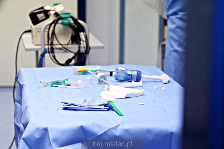 Zabieg kardiologiczny przy użyciu najnowocześniejszego angiografu w PAKS