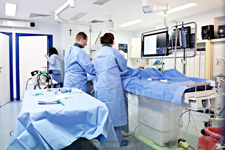 Zabieg kardiologiczny przy użyciu najnowocześniejszego angiografu w PAKS