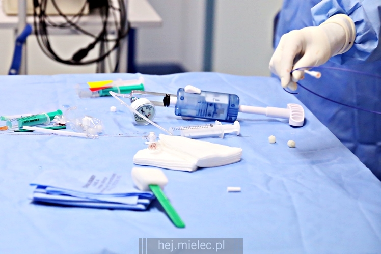 Zabieg kardiologiczny przy użyciu najnowocześniejszego angiografu w PAKS
