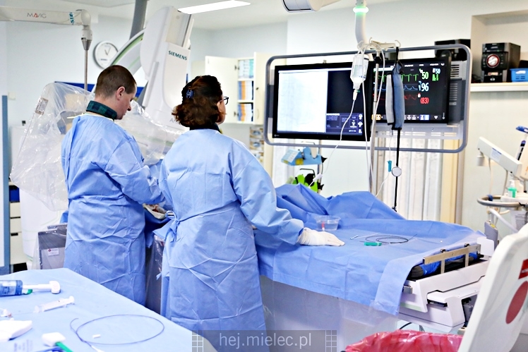Zabieg kardiologiczny przy użyciu najnowocześniejszego angiografu w PAKS