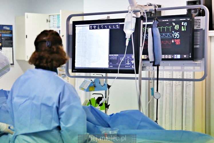 Zabieg kardiologiczny przy użyciu najnowocześniejszego angiografu w PAKS