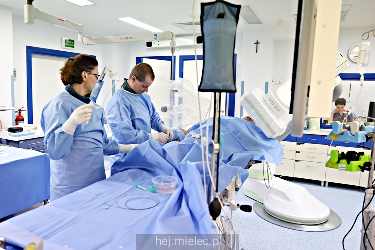 Zabieg kardiologiczny przy użyciu najnowocześniejszego angiografu w PAKS