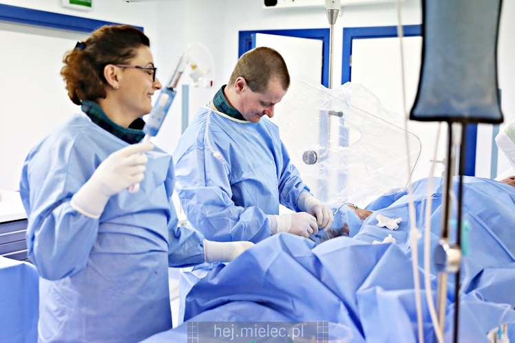Zabieg kardiologiczny przy użyciu najnowocześniejszego angiografu w PAKS