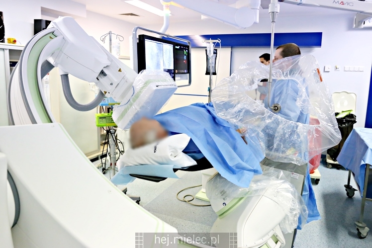 Zabieg kardiologiczny przy użyciu najnowocześniejszego angiografu w PAKS