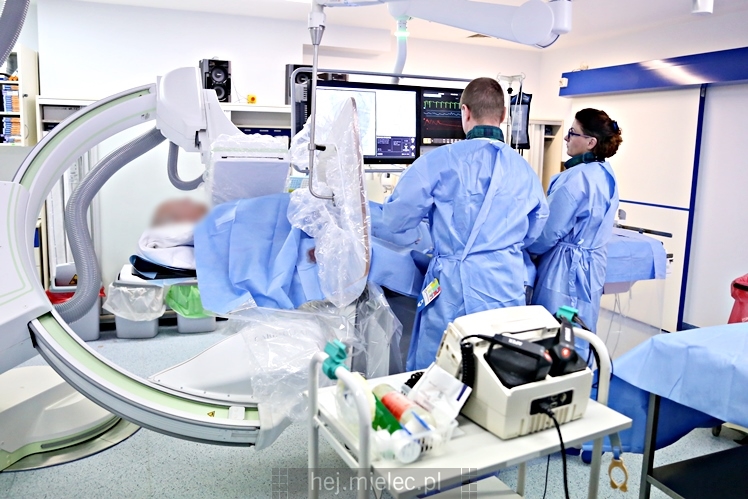 Zabieg kardiologiczny przy użyciu najnowocześniejszego angiografu w PAKS