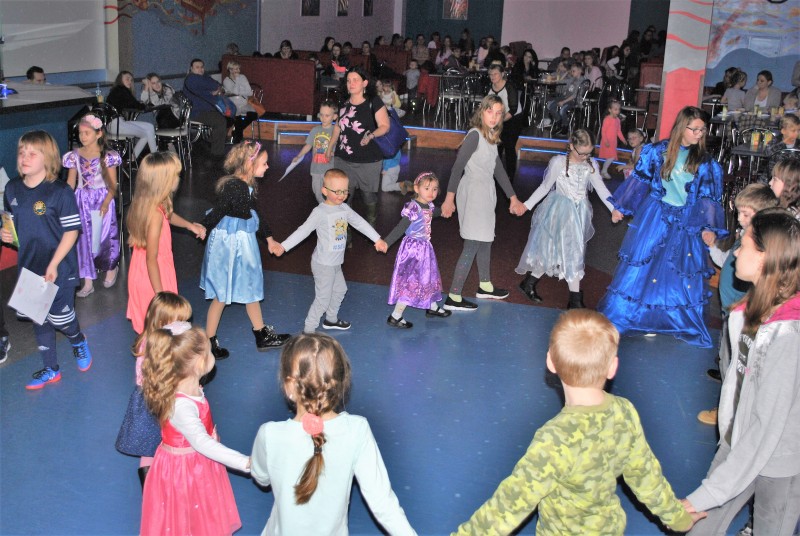 Zabawa karnawałowo-choinkowa dla dzieci z osiedla Niepodległości