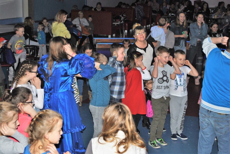 Zabawa karnawałowo-choinkowa dla dzieci z osiedla Niepodległości