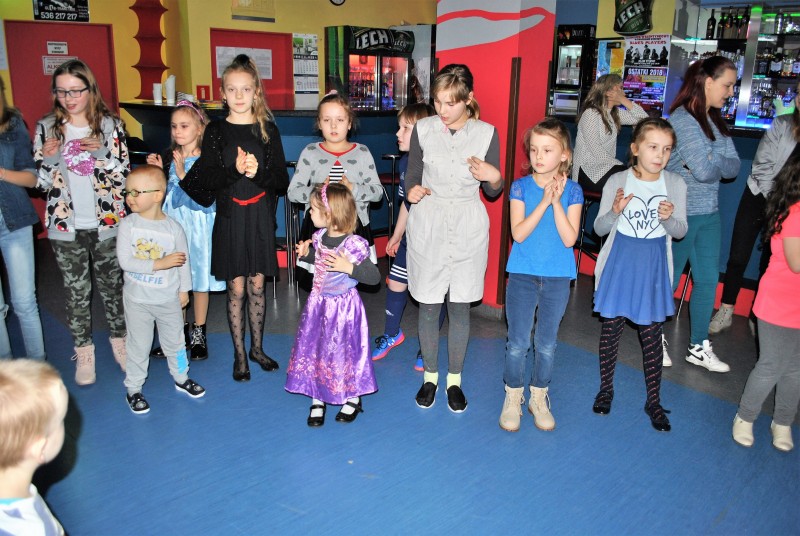 Zabawa karnawałowo-choinkowa dla dzieci z osiedla Niepodległości