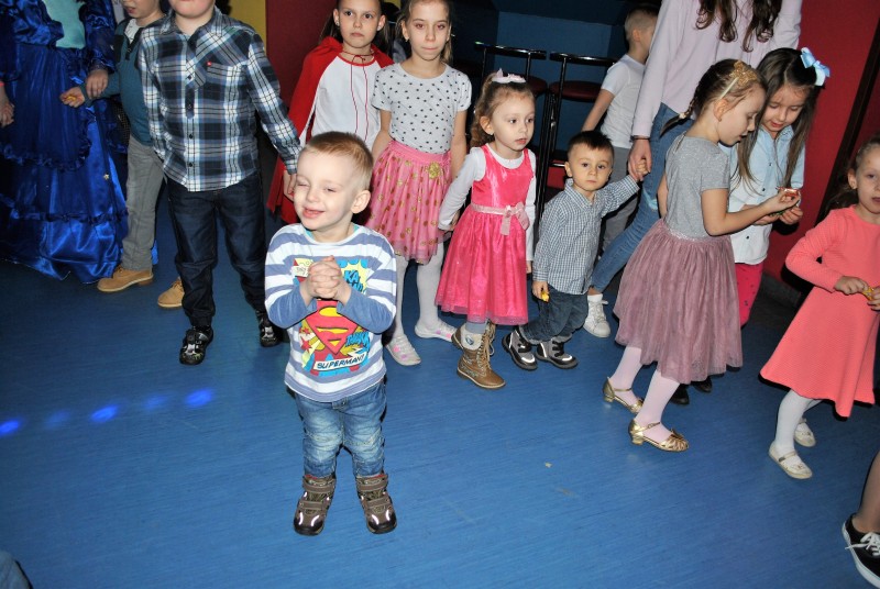 Zabawa karnawałowo-choinkowa dla dzieci z osiedla Niepodległości
