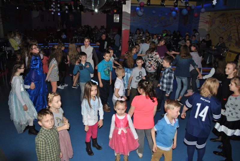Zabawa karnawałowo-choinkowa dla dzieci z osiedla Niepodległości