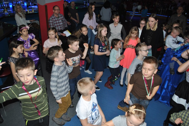 Zabawa karnawałowo-choinkowa dla dzieci z osiedla Niepodległości