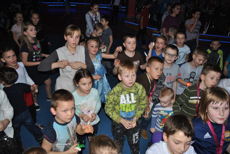 Zabawa karnawałowo-choinkowa dla dzieci z osiedla Niepodległości