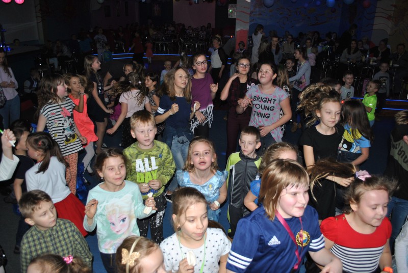 Zabawa karnawałowo-choinkowa dla dzieci z osiedla Niepodległości