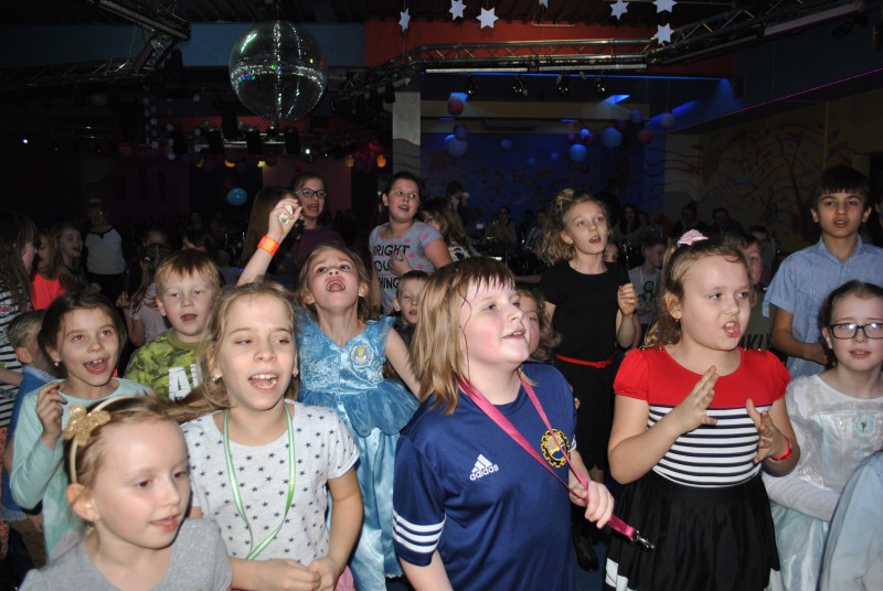 Zabawa karnawałowo-choinkowa dla dzieci z osiedla Niepodległości