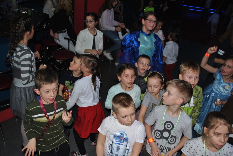 Zabawa karnawałowo-choinkowa dla dzieci z osiedla Niepodległości