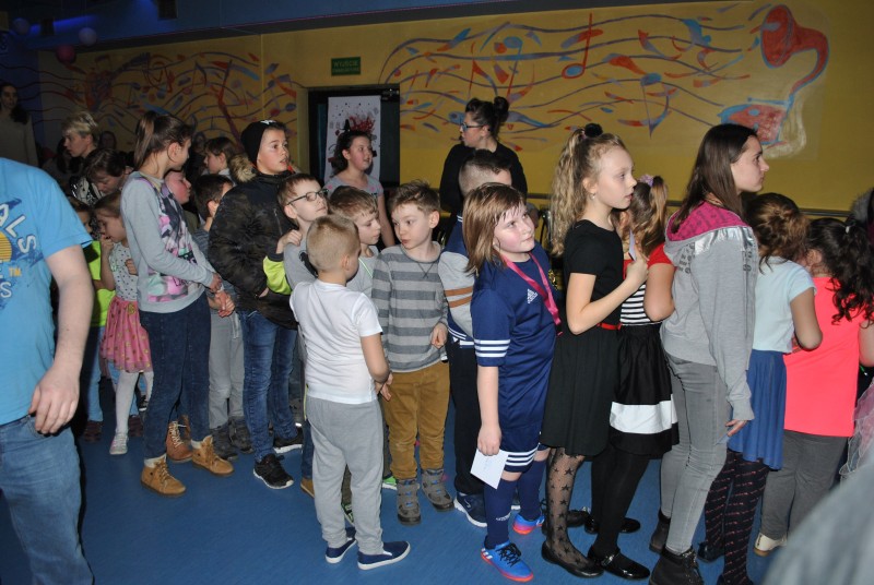 Zabawa karnawałowo-choinkowa dla dzieci z osiedla Niepodległości