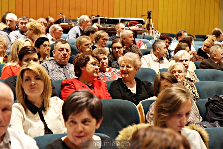 Koncert ?Folkowy Dzień Kobiet? Stowarzyszenia Seniorów ZPiT Rzeszowiacy