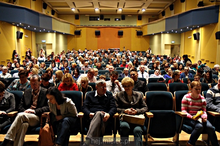Koncert ?Folkowy Dzień Kobiet? Stowarzyszenia Seniorów ZPiT Rzeszowiacy