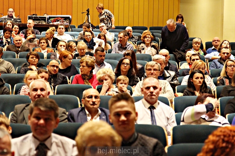 Koncert ?Folkowy Dzień Kobiet? Stowarzyszenia Seniorów ZPiT Rzeszowiacy