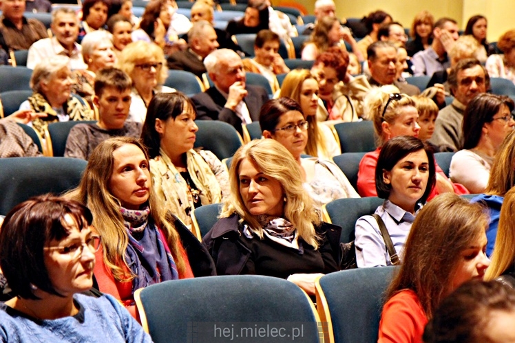 Koncert ?Folkowy Dzień Kobiet? Stowarzyszenia Seniorów ZPiT Rzeszowiacy